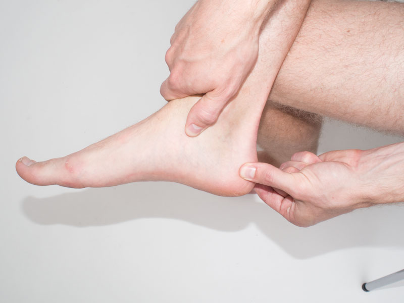 Klämtest vid Severs skada - kläm försiktigt med tumme och pekfinger på sidorna av barnets häl över tillväxtzonen
