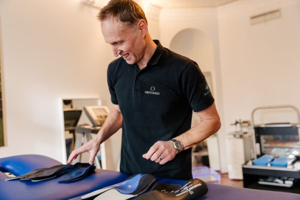 Rickard Järrebring OMI och funktionellt specialiserad fysioterapeut hos Ortomed Göteborg tillverkar ortopediska skoinlägg och fotbäddar