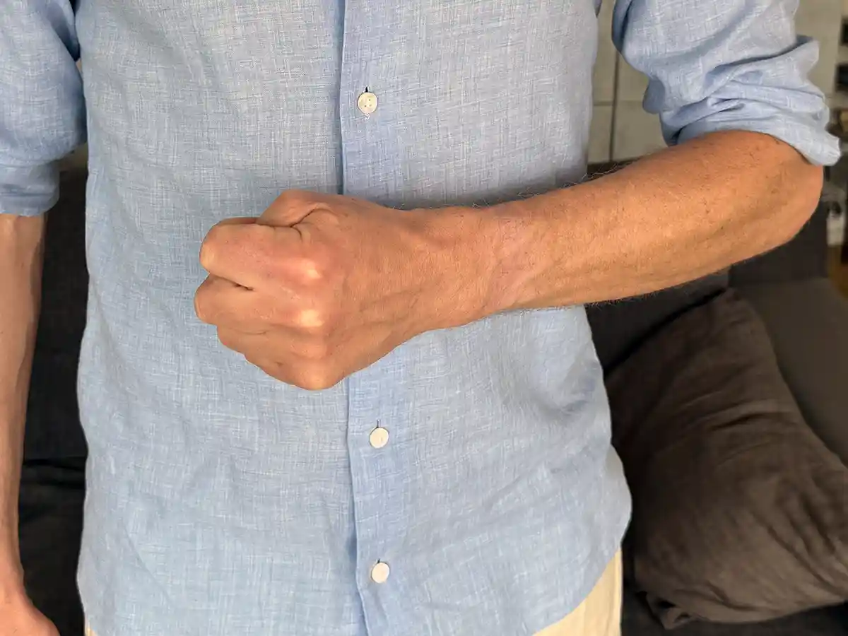 Finkelsteins test du kan göra själv hemma för att se om du lider av De Quervains syndrom. Position med tummen knuten i handen.