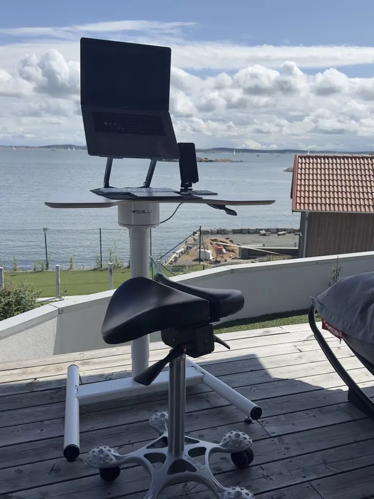 The best pneumatic adjustable table and saddle chair for flexible ergonomic work.