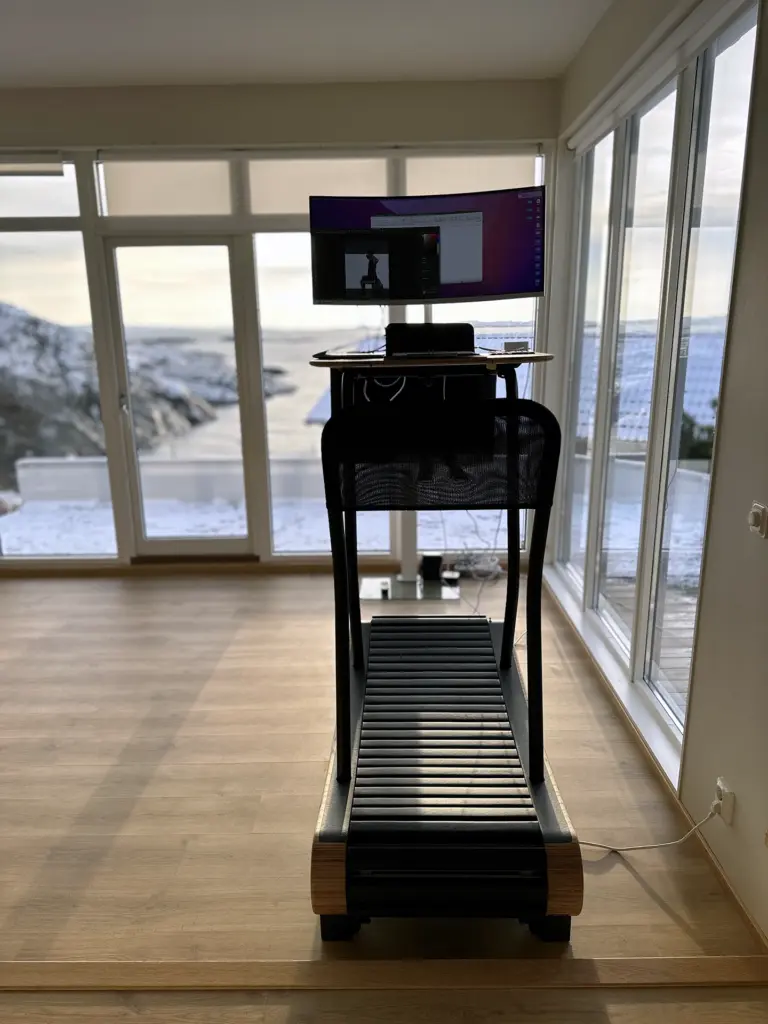Skadekompassen testing the best Treadmill Desk for standing and walking workdays.