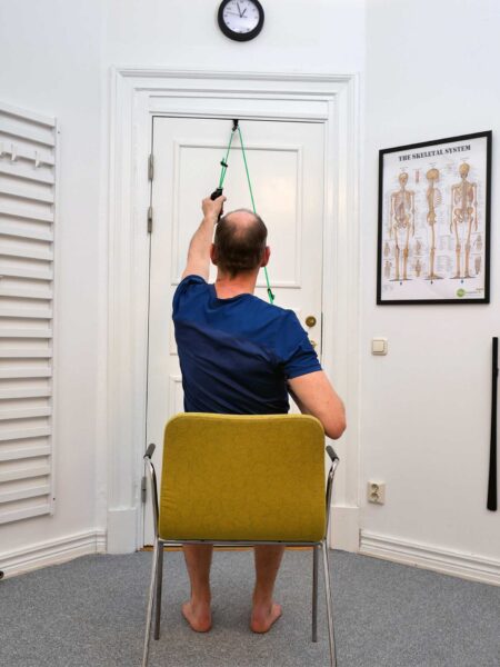 Växlad armposition med mjuk och kontrollerad axelrörelse.