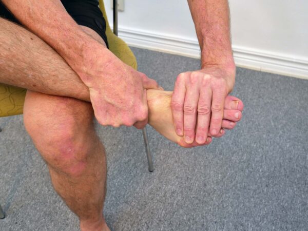 Foten återgår kontrollerat till neutralt läge i handgreppet.