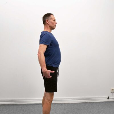 Bollandning i stående där magen expanderar i alla riktningar under inandning