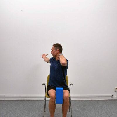 Överkroppen roterad åt sidan med stilla bäcken.