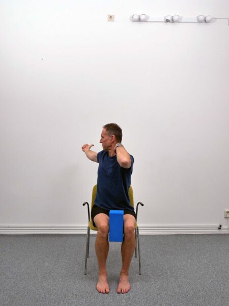 Överkroppen roterad åt sidan med stilla bäcken.