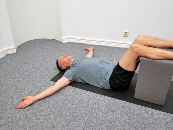 Armarna är maximalt roterade inåt eller utåt med bibehållen kontakt mot underlaget.