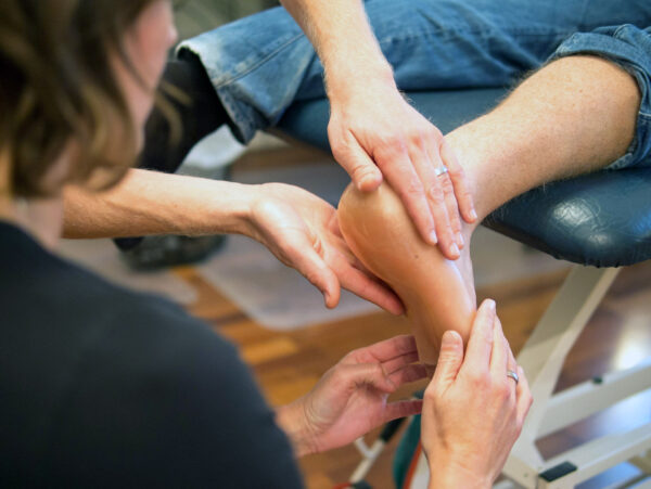 Hälexpert hos Ortomed utbildar i tillverkning av hälkoppsinlägg på hälkoppskursen av Ortomed