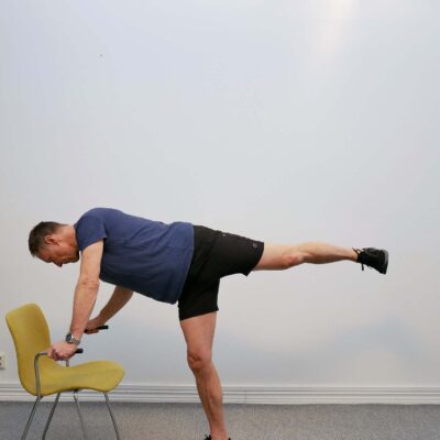 Höften roteras och det bakre benet förs uppåt samtidigt som balansen hålls på ett ben.