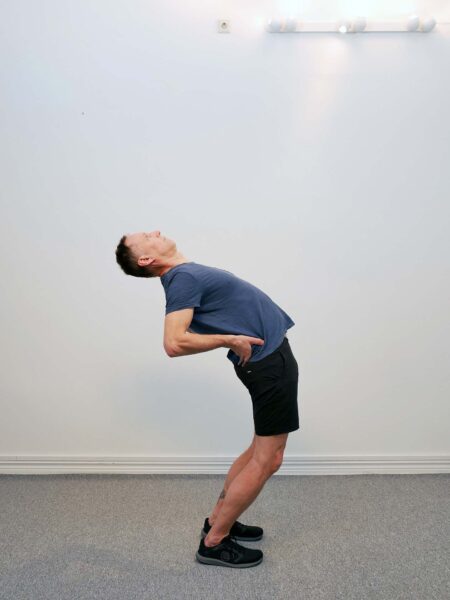 Slutposition: Överkroppen är bakåtböjd i ytterläge med bibehållen balans och kontroll.