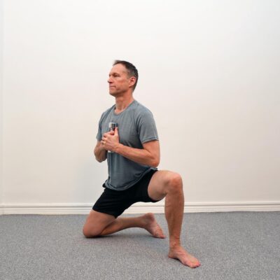 Överkroppen är förskjuten över höften med tydlig belastning i det främre benet.