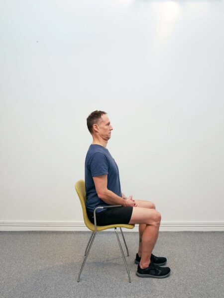 Hakan är indragen bakåt i en retraherad position med lätt dubbelhaka.