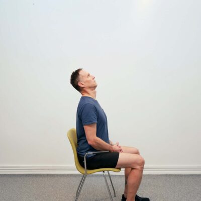 Huvudet är bakåtböjt med bibehållen retraktion och upprätt överkropp.