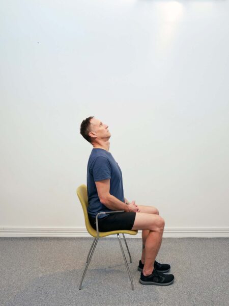 Huvudet är bakåtböjt med bibehållen retraktion och upprätt överkropp.