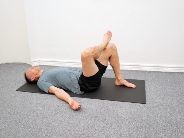 Det understödjande benet lyfts delvis från underlaget med bibehållen korsad benposition.