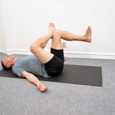 Det understödjande benet är lyft till cirka 90 grader med stabil bäckenposition.