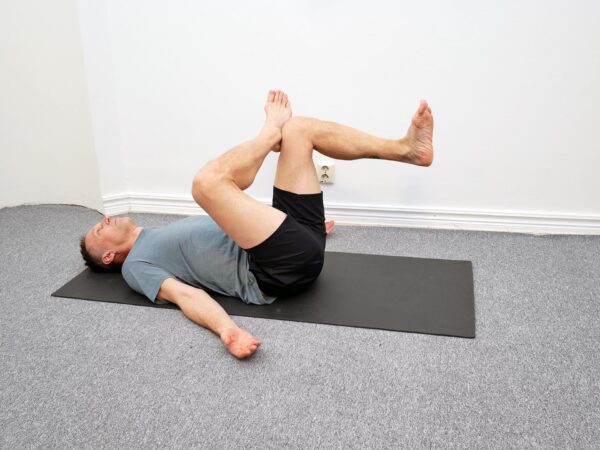 Det understödjande benet är lyft till cirka 90 grader med stabil bäckenposition.