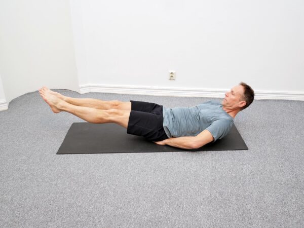 Benen passerar varandra i mitten av rörelsen.