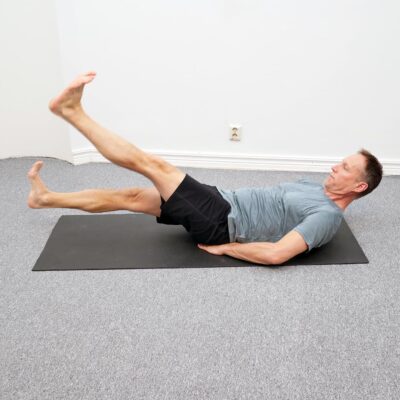 Fortsatt växelvis rörelse med stabil bål och kontrollerad position.