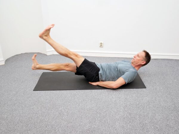 Fortsatt växelvis rörelse med stabil bål och kontrollerad position.