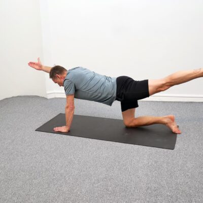 Ena armen och motsatt ben lyfts ut i en rak linje från kroppen.