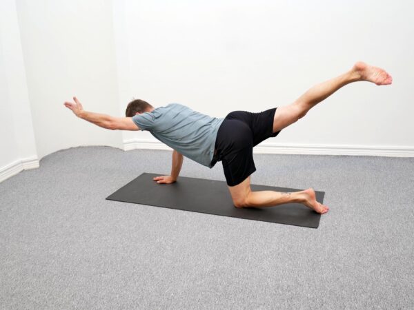 Ena armen och motsatt ben lyfts ut i en rak linje från kroppen.