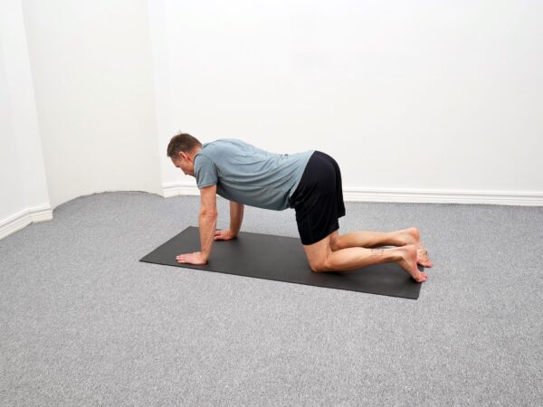 Återgång till fyrstående med kontrollerad rörelse.