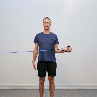 Underarmen roteras utåt från kroppen med stabil axelposition.