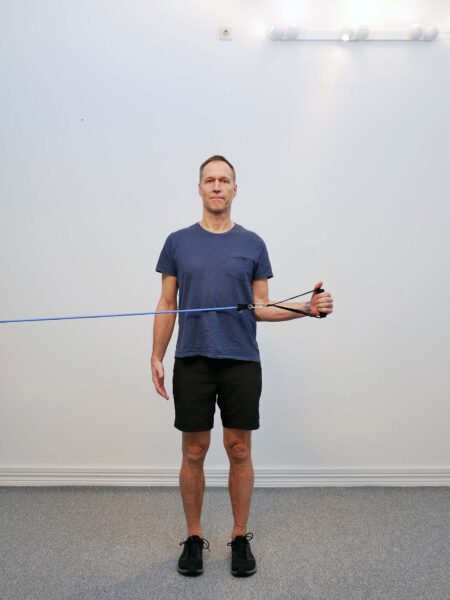 Underarmen roteras utåt från kroppen med stabil axelposition.