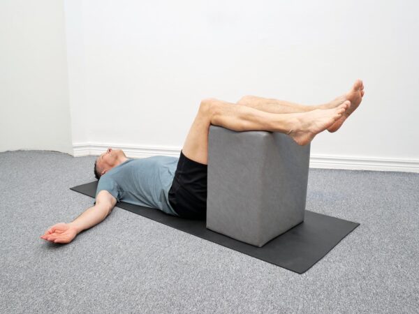 Fot böjs uppåt och nedåt i kontrollerad rörelse.