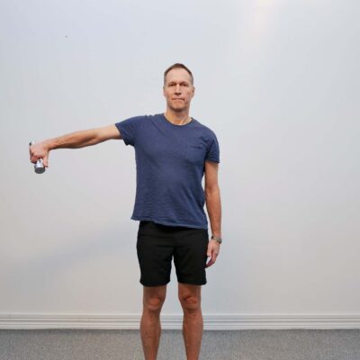 Stående med arm abducerad 90 grader och tumme pekad ned - empty can position med hantel-motstånd