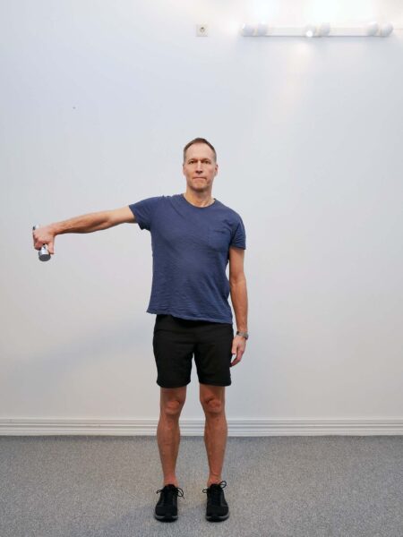 Stående med arm abducerad 90 grader och tumme pekad ned - empty can position med hantel-motstånd